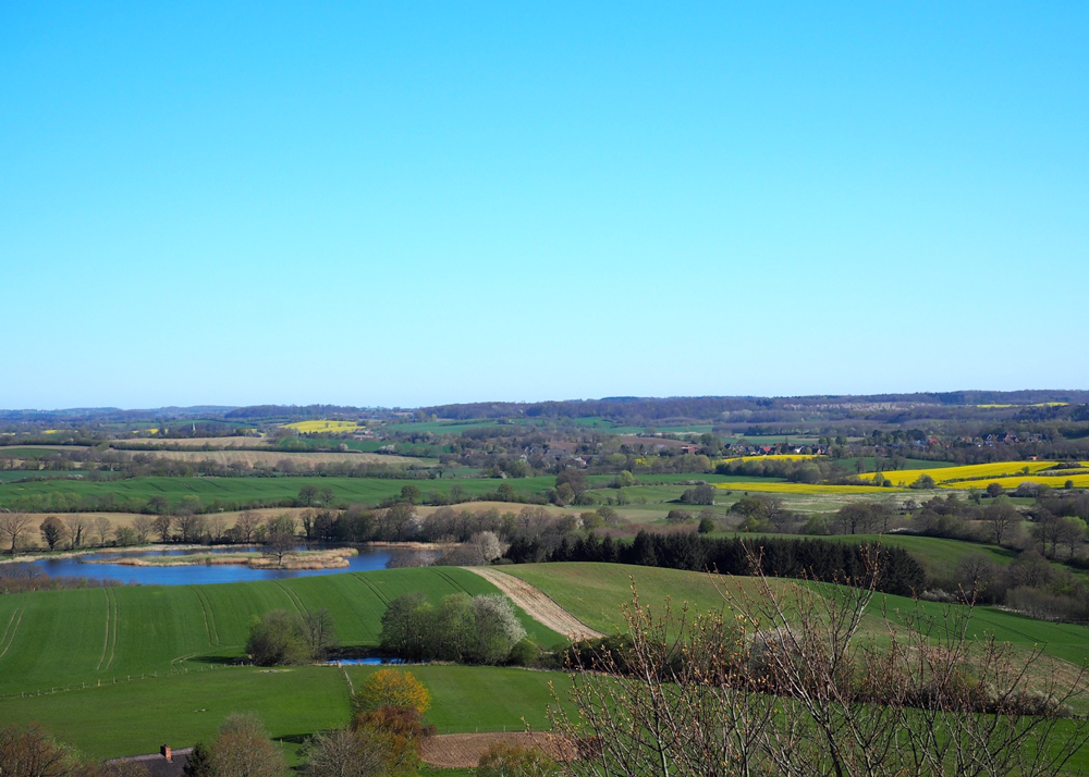 Aussicht auf Seen, Wald und Ackerlandschaft
