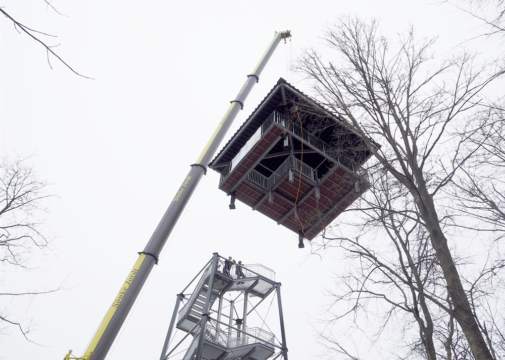 Aussichtsplattform wird auf den Turm gehoben